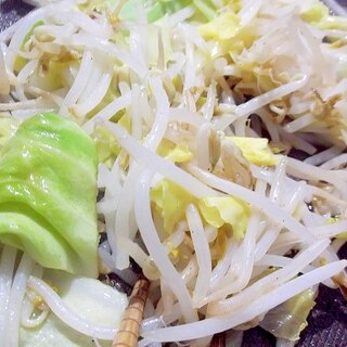 もやしとキャベツの炒め物